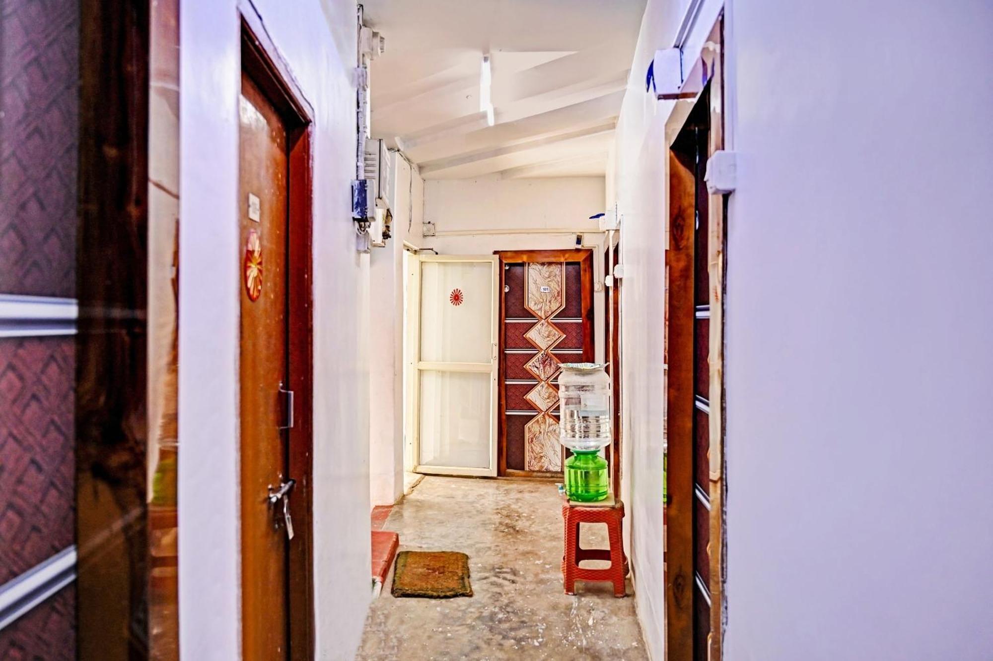 Hotel O Om Shanti Inn Колката Екстериор снимка